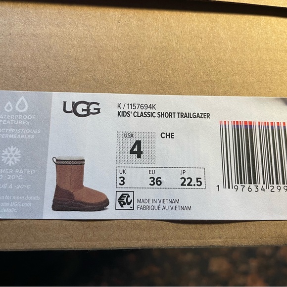 UGG Classic Short Trailgazer Boots - Tan and Brown - Picture 2 of 7
